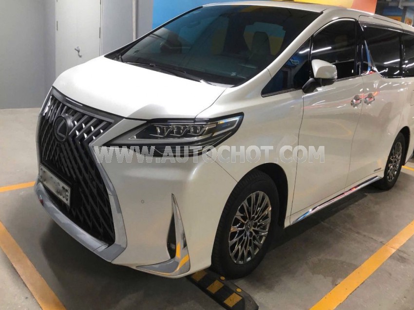 Xe Lexus LM 300h Royal Lounge 2020