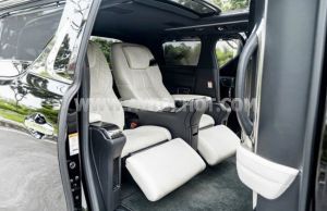 Xe Lexus LM 300h Royal Lounge 2020