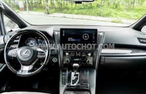 Xe Lexus LM 300h Royal Lounge 2020