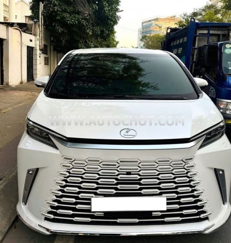 Xe Lexus LM 500h 2024