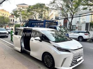 Xe Lexus LM 500h 2024