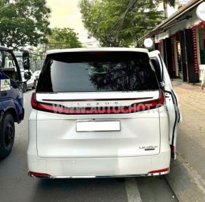 Xe Lexus LM 500h 2024