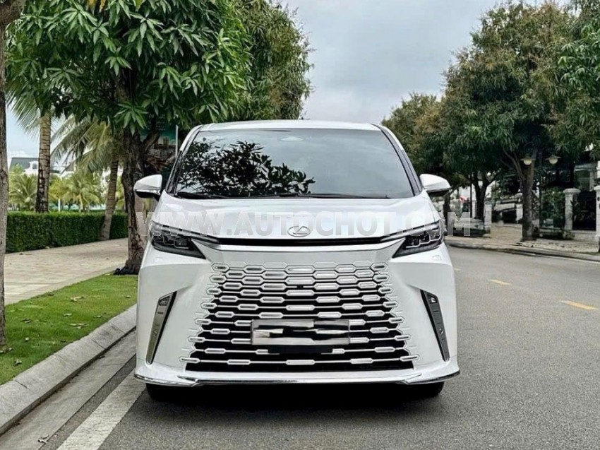 Xe Lexus LM 500h 2025