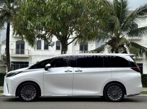 Xe Lexus LM 500h 2025