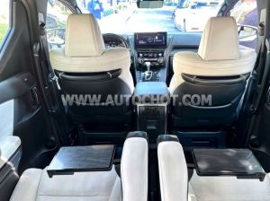 Xe Lexus LM 300h Royal Lounge 2020