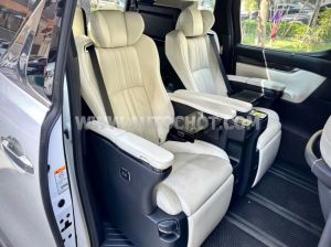 Xe Lexus LM 300h Royal Lounge 2020