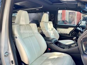 Xe Lexus LM 300h Royal Lounge 2020