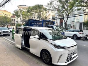 Xe Lexus LM 500h 2024