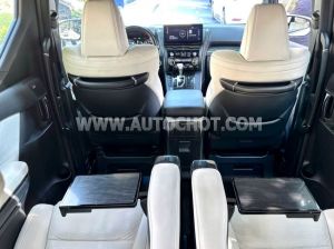 Xe Lexus LM 300h Royal Lounge 2020
