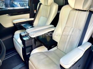 Xe Lexus LM 300h Royal Lounge 2020