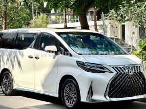 Xe Lexus LM 300h Royal Lounge 2020