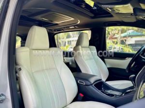 Xe Lexus LM 300h Royal Lounge 2020