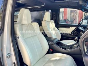 Xe Lexus LM 300h Royal Lounge 2020