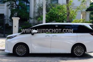 Xe Lexus LM 500h 2024