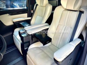 Xe Lexus LM 300h Royal Lounge 2020