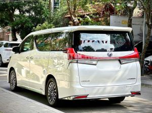 Xe Lexus LM 300h Royal Lounge 2020
