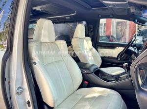 Xe Lexus LM 300h Royal Lounge 2020