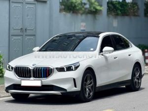 Xe BMW 5 Series 520i 2025