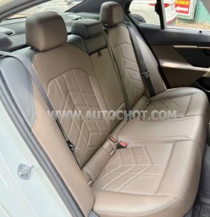 Xe BMW 5 Series 520i 2025