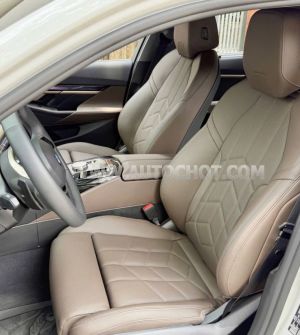Xe BMW 5 Series 520i 2025