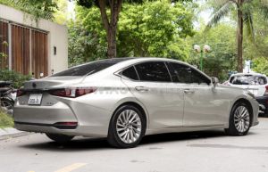 Xe Lexus ES 250 2018