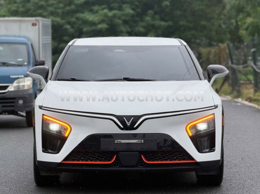 VinFast VF7 Plus 2025