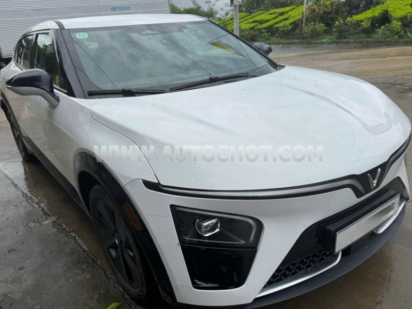 VinFast VF7 Eco 2025