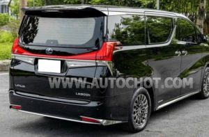 Xe Lexus LM 300h Royal Lounge 2020