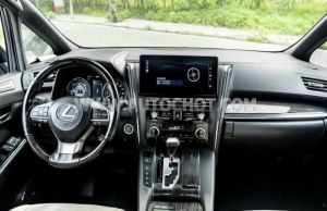 Xe Lexus LM 300h Royal Lounge 2020