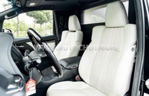 Xe Lexus LM 300h Royal Lounge 2020